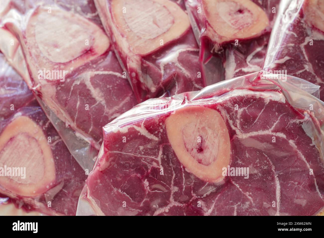Viele vakuumversiegelte Verpackungen aus biologischem Rindfleisch (osso buco) Stockfoto