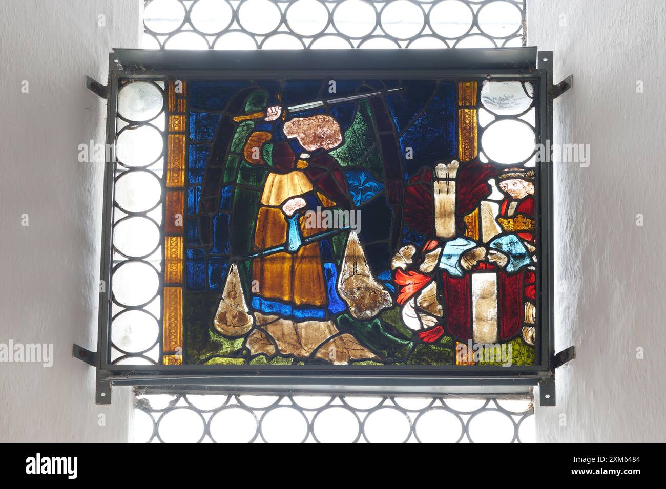 Hallstatt, Oberösterreich, Österreich. Die Michaelskapelle neben der katholischen Pfarrkirche beherbergt das weltberühmte Hallstätter Ossuar. Gotisches Buntglas: „St. Michael mit den Schuppen der Seelen“ Stockfoto