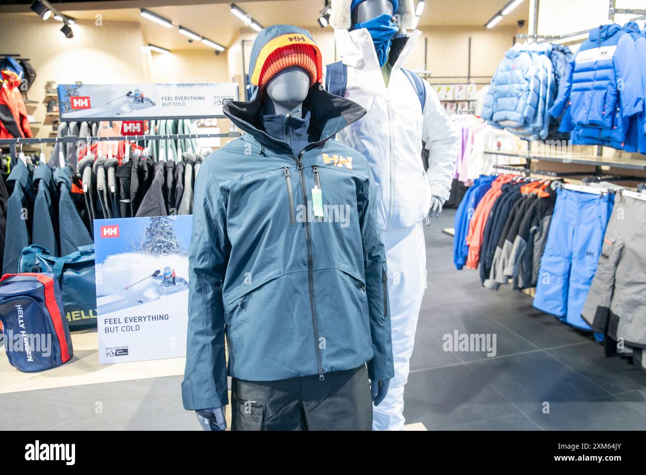 Helly Hansen Outdoor-Bekleidungsgeschäft in Sydney Australien, Innenansicht von Kleidung und Jacken zum Verkauf, NSW, Australien Stockfoto