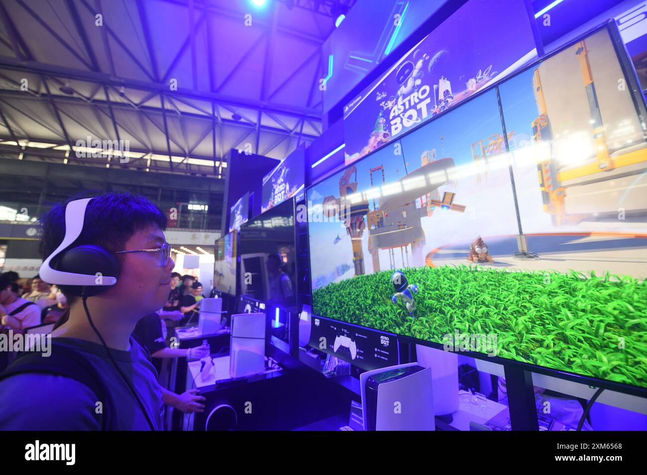 SHANGHAI, CHINA - 26. JULI 2024 - Zuschauer sehen ein neues PlayStation-Spiel auf der 2024ChinaJoy in Shanghai, China, 26. Juli 2024. Stockfoto