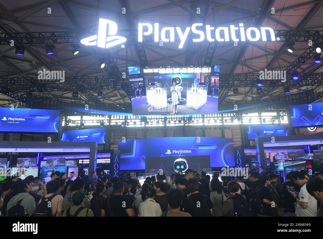SHANGHAI, CHINA - 26. JULI 2024 - Zuschauer sehen ein neues PlayStation-Spiel auf der 2024ChinaJoy in Shanghai, China, 26. Juli 2024. Stockfoto