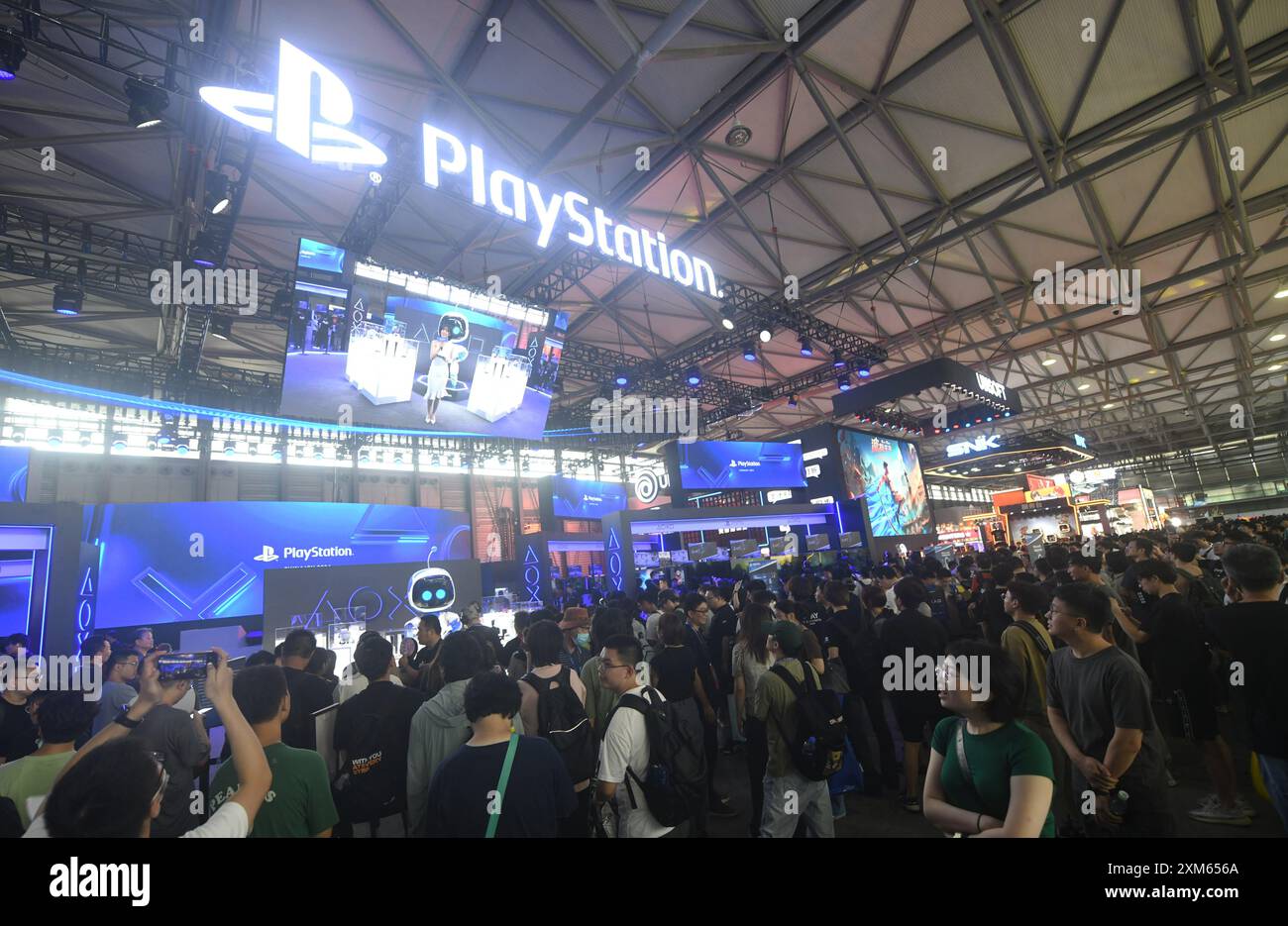 SHANGHAI, CHINA - 26. JULI 2024 - Zuschauer sehen ein neues PlayStation-Spiel auf der 2024ChinaJoy in Shanghai, China, 26. Juli 2024. Stockfoto