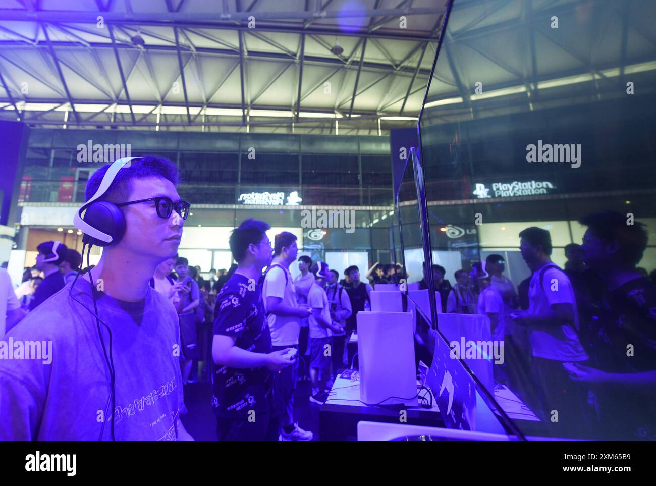 SHANGHAI, CHINA - 26. JULI 2024 - Zuschauer sehen ein neues PlayStation-Spiel auf der 2024ChinaJoy in Shanghai, China, 26. Juli 2024. Stockfoto