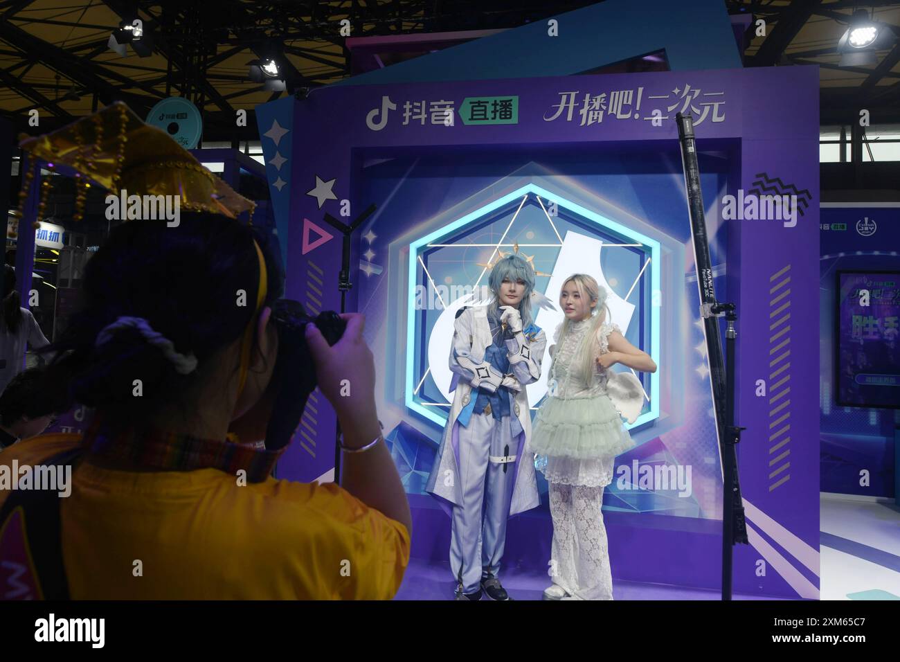 SHANGHAI, CHINA - 26. JULI 2024 - Zuschauer machen Fotos von TikToks Cosplay während des 2024ChinaJoy in Shanghai, China, 26. Juli 2024. Stockfoto
