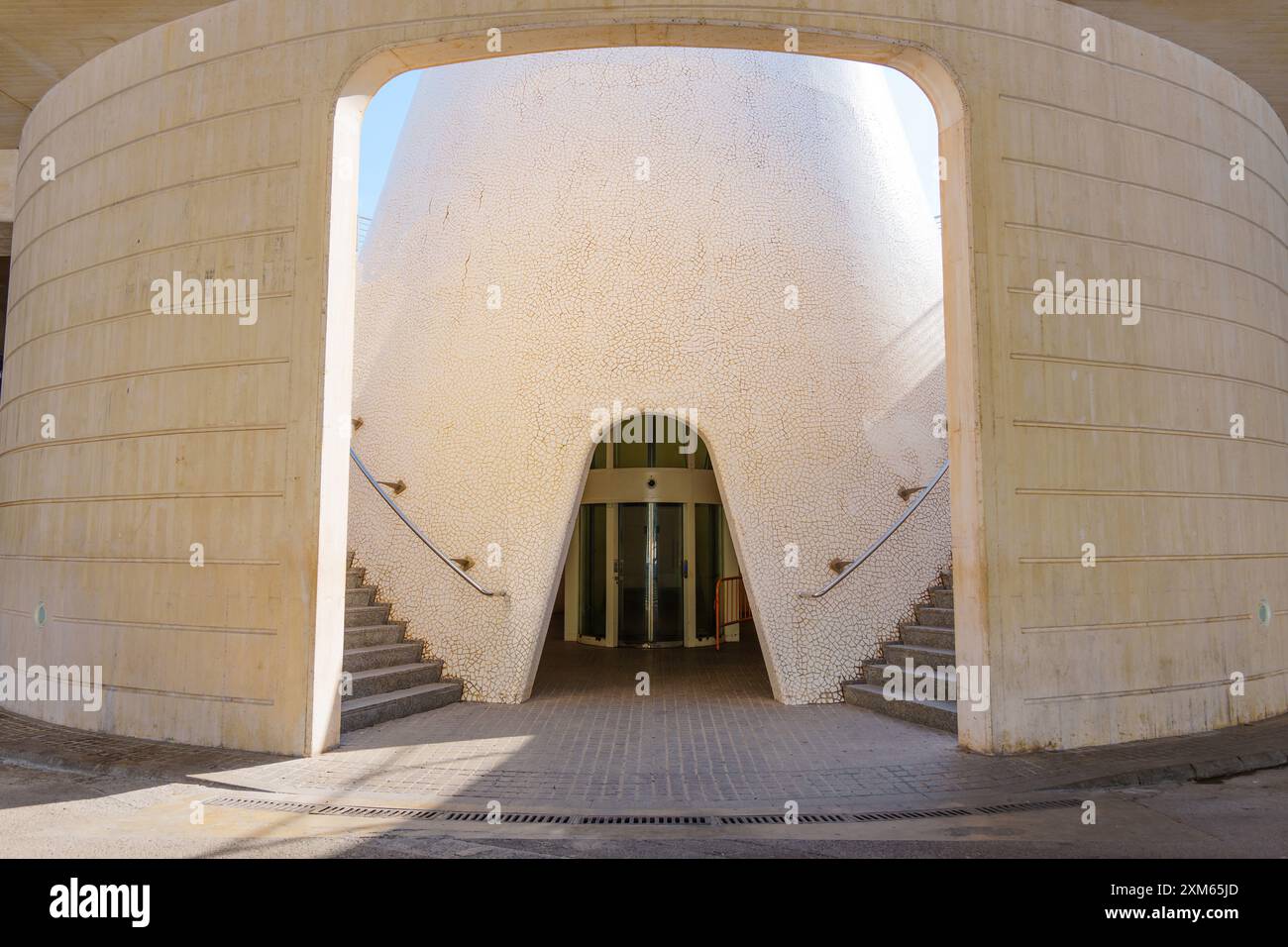 Faszinierender Eingang mit einzigartigen architektonischen Merkmalen, die zu einem unverwechselbaren Veranstaltungsort in Valencias Stadt der Künste und Wissenschaften führen. Stockfoto