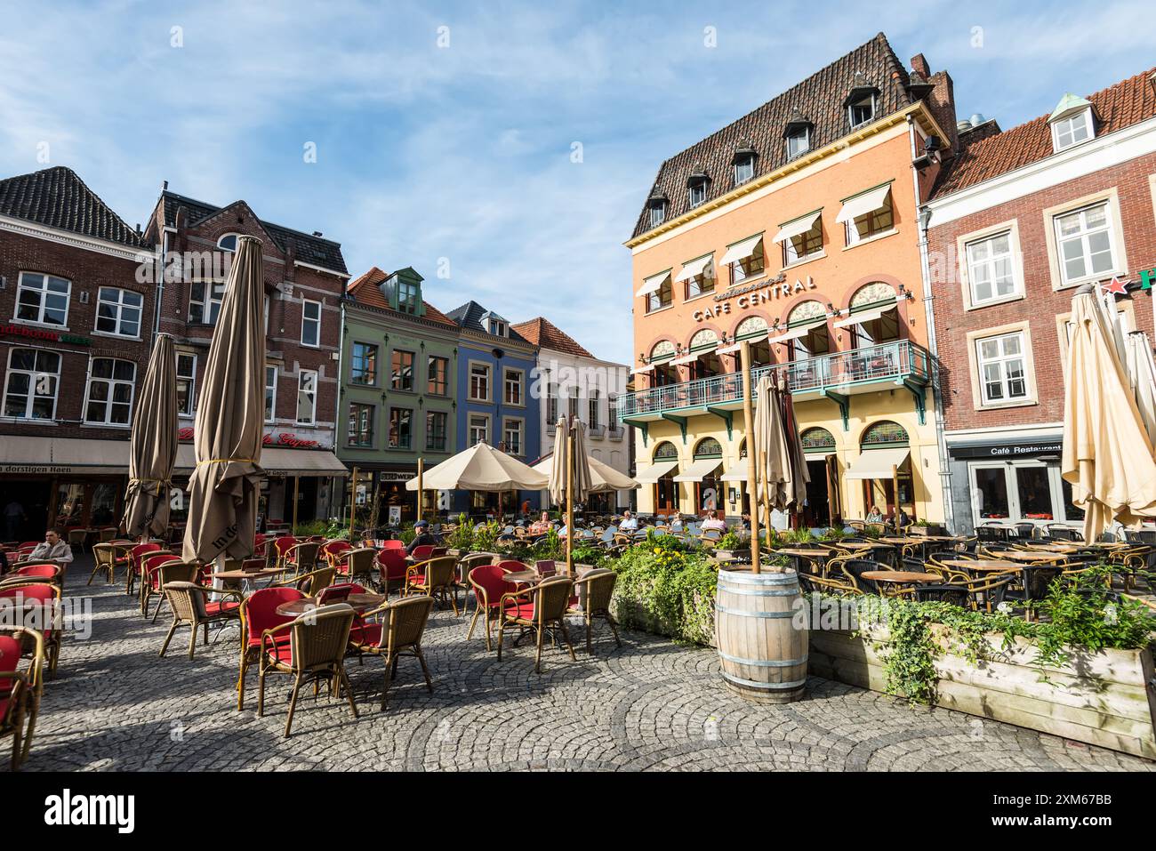 Venlo, Niederlande - 25. September 2023: Blick auf die Altstadt von Venlo mit Cafe Restaurant Central in der niederländischen Stadt Venlo, Niederlande. Stockfoto