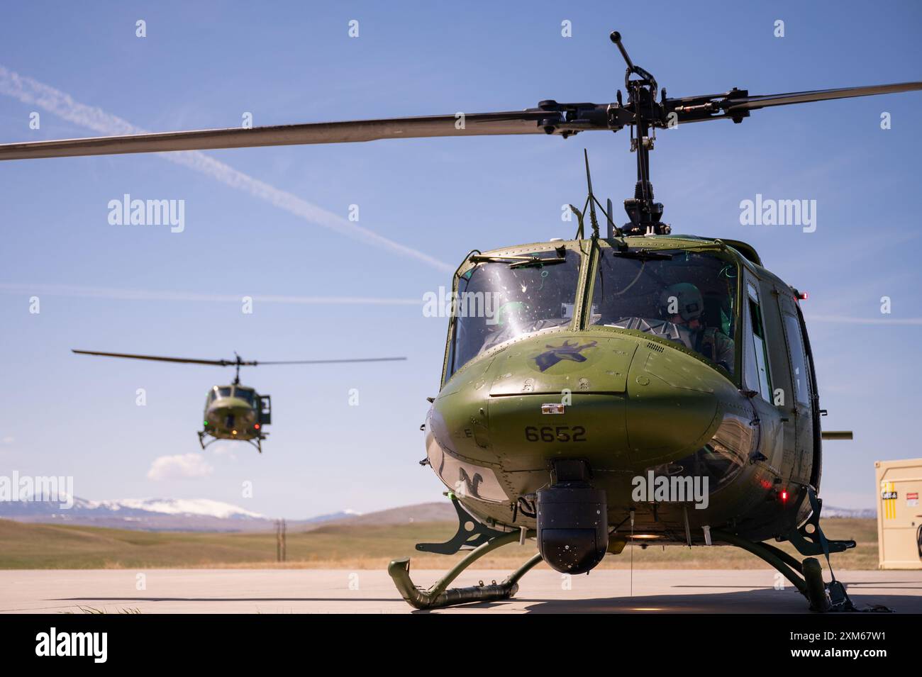 Eine 40th Helicopter Squadron UH-N1 Huey bereitet sich vor, neben einem anderen Huey am 2. Mai 2023 auf der Malmstrom Air Force Base, Mont. Zu landen Das 40. Hubschraubergeschwader Stockfoto