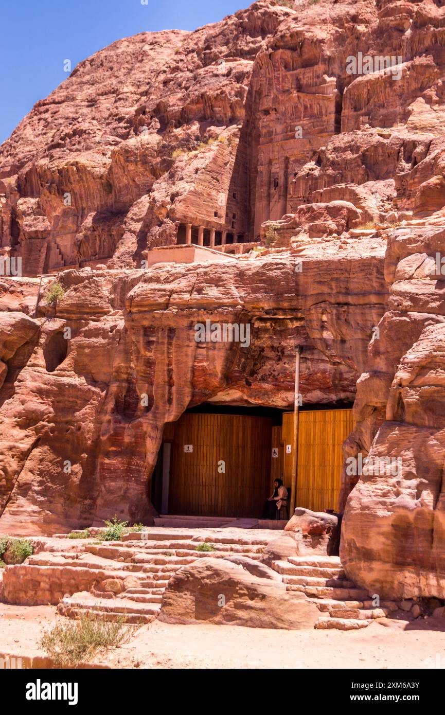 Moderne Toiletten zwischen Nabatäergräbern, Straße der Fassaden, UNESCO-Weltkulturerbe Petra, Jordanien Stockfoto