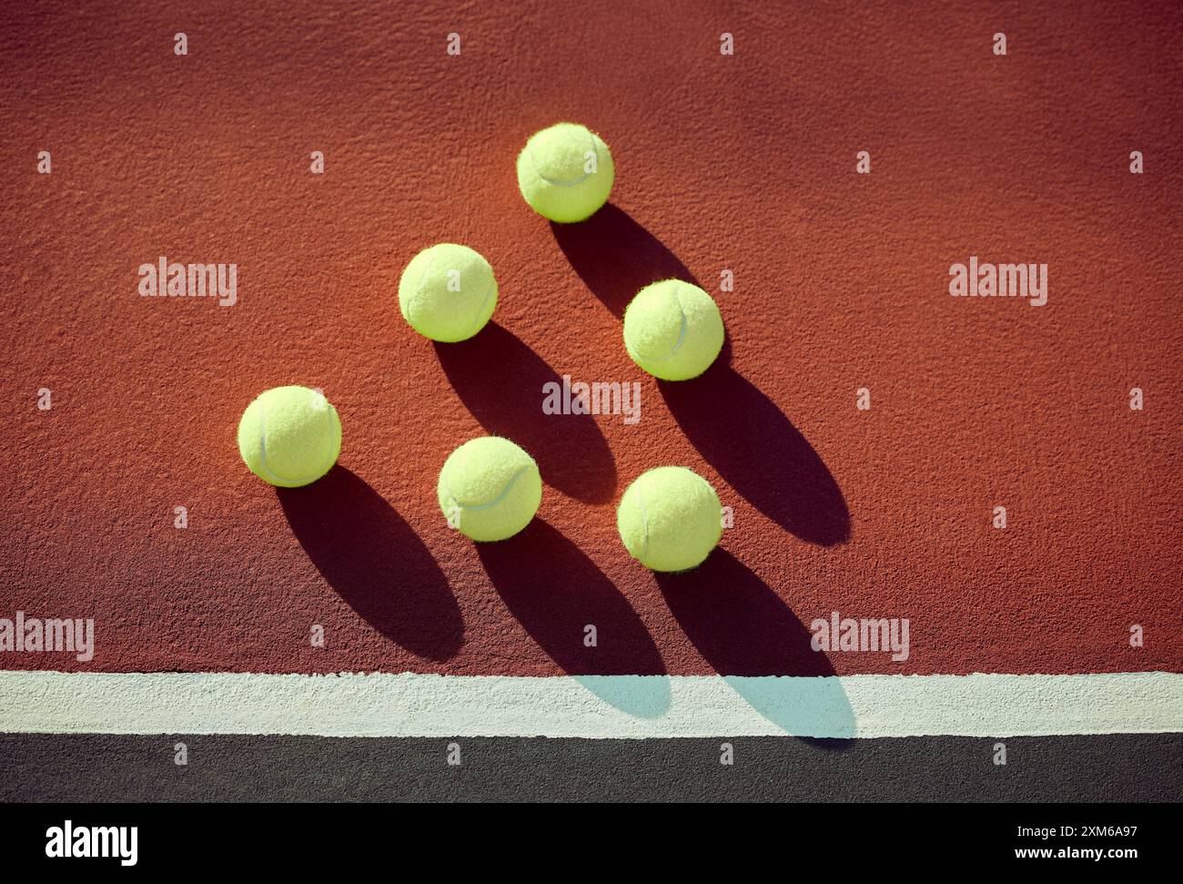 Oben, Tennis und Bälle auf dem Platz im Freien für Spiel, Wettkampf oder Textur. Ton, Sport oder leerer Boden mit Ausrüstung auf dem Hintergrund für den Wettbewerb Stockfoto