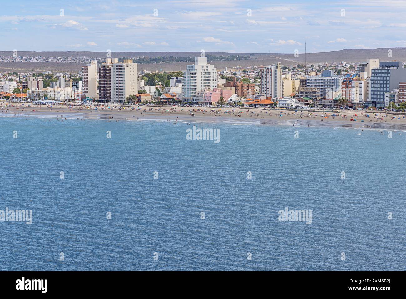 Editorial: PUERTO MADRYN, ARGENTINIEN, 31. Januar 2024 - der Strand und die Küste von Puerto Madryn mit dem trockenen Hinterland Stockfoto