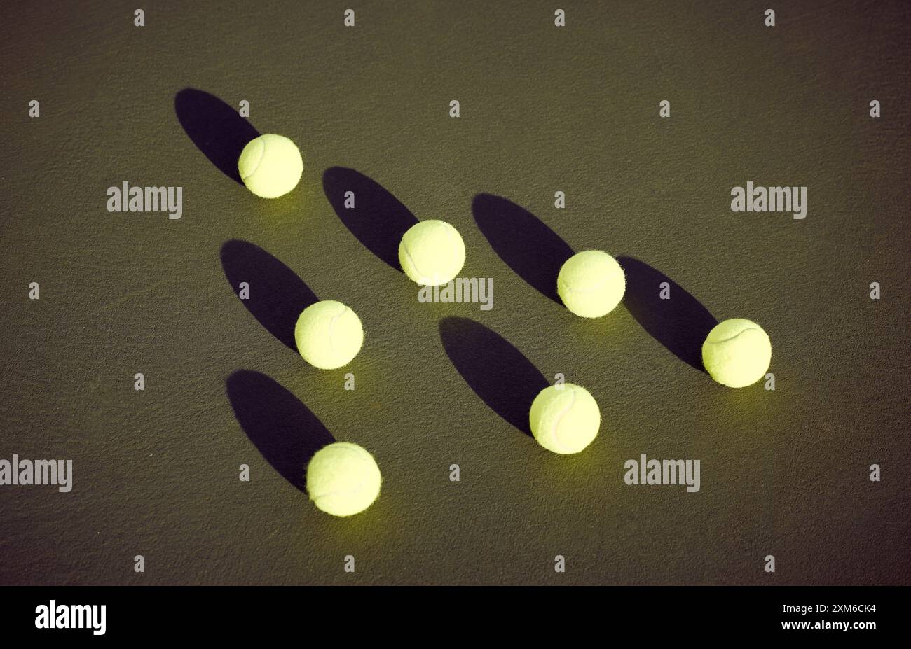 Darüber befinden sich Tennis und Bälle auf dem Rasenplatz im Freien für Spiel, Wettkampf oder Textur. Schatten, Sport und leerer Boden mit Ausrüstung im Hintergrund für Stockfoto