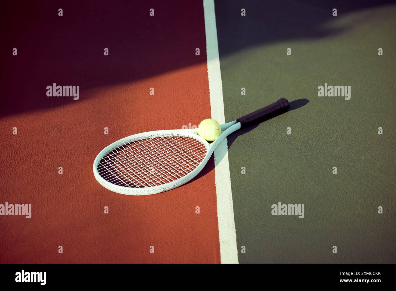 Schläger, Tennis und Ball auf dem Platz im Freien für Spiel, Wettkampf und Textur. Rasen, Sport und leerer Boden mit Ausrüstung auf dem Hintergrund für den Wettbewerb Stockfoto
