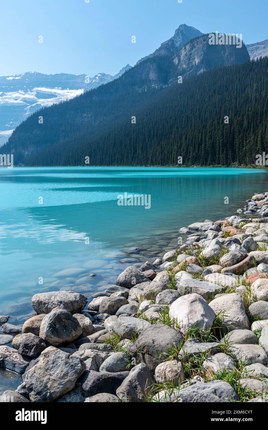 Die vertikale Sommerlandschaft des Lake Louise, der Banff-Nationalpark, Alberta, Kanada. Stockfoto