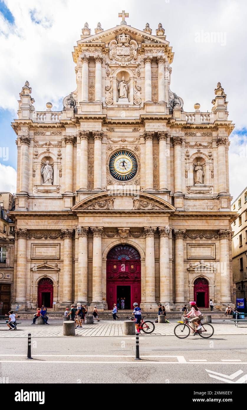 Die Fassade der Kirche Saint-Paul-Saint-Louis im italienischen Barockstil in der Rue Saint-Antoine im Marais-Viertel von Paris, Frankreich Stockfoto