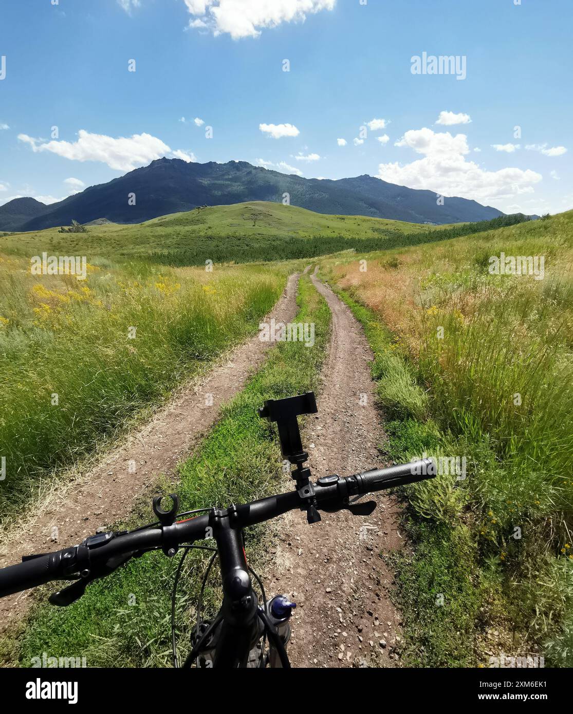 Fahrradlenker vor Berggrund Stockfoto