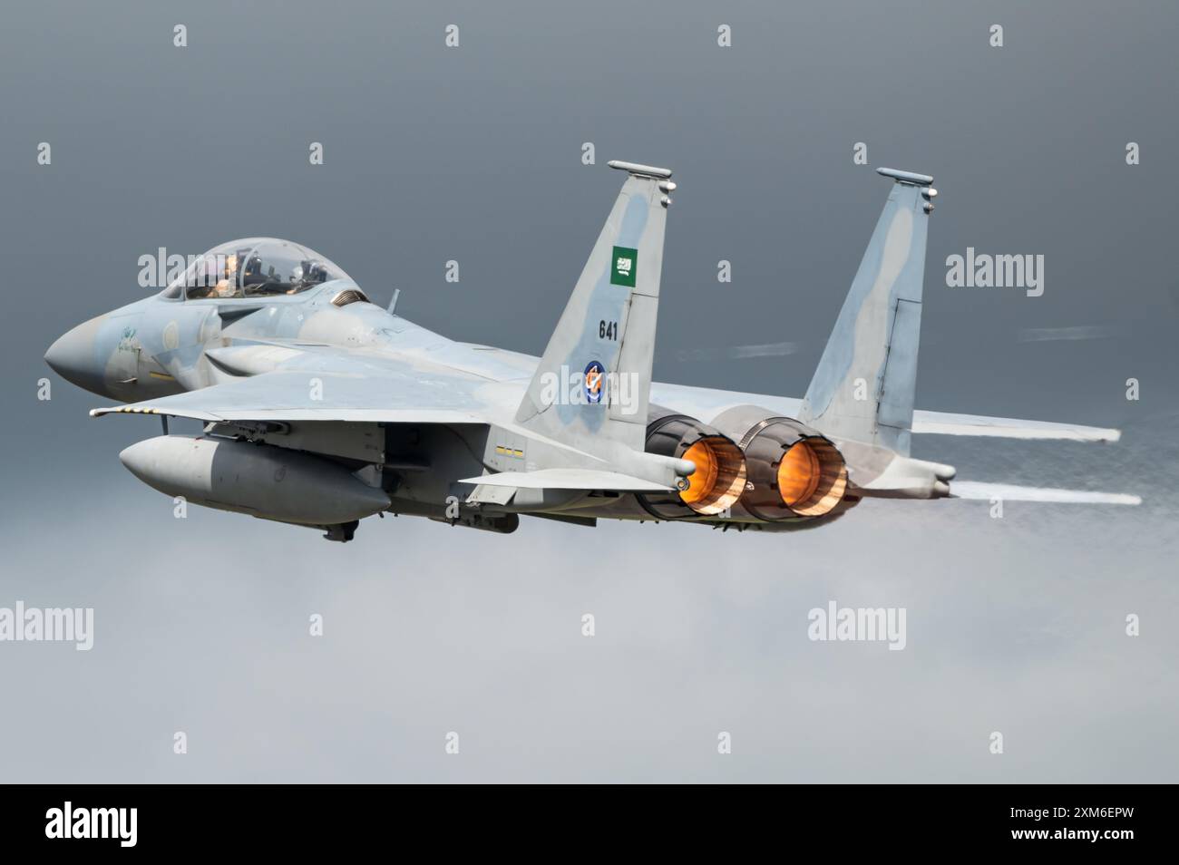 Ein McDonnell Douglas F-15 Eagle All Weather Jagdflugzeug der Royal Saudi Air Force auf der RIAT 2024 Airshow. Stockfoto