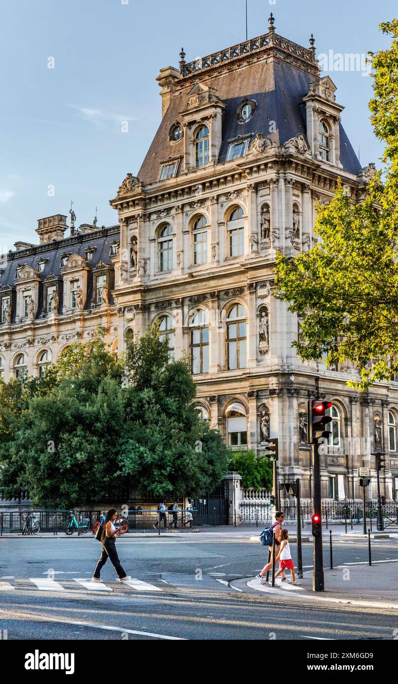 Außenansicht des Hôtel de Ville, Rathaus von Paris, im 19. Jahrhundert im Stil der französischen Renaissance wiederaufgebaut, Menschen, die die Straße überqueren, Paris, Frankreich Stockfoto