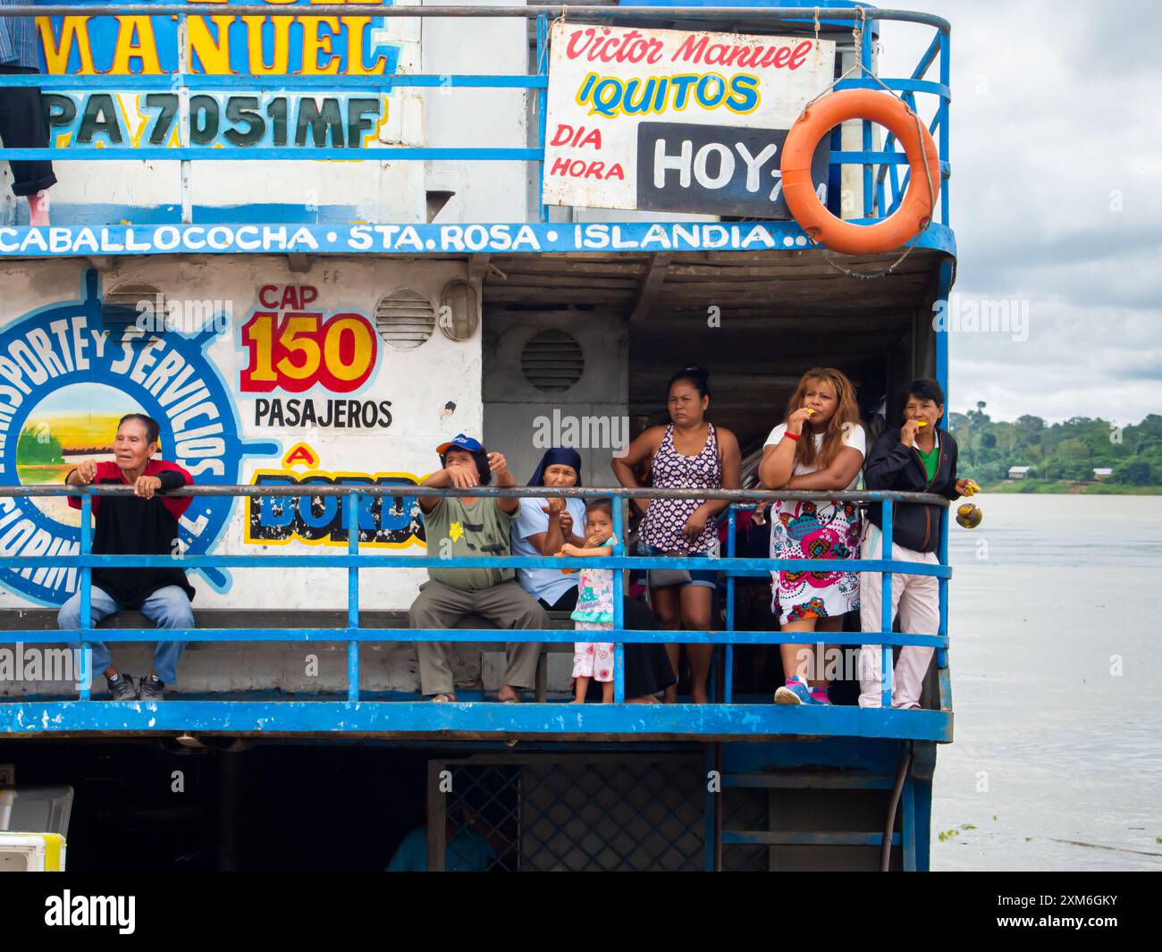 Amazonas, Peru - Dez, 2017: Passanten auf dem Frachtschiff mitten im Amazonas, Amazonien, Südamerika Stockfoto