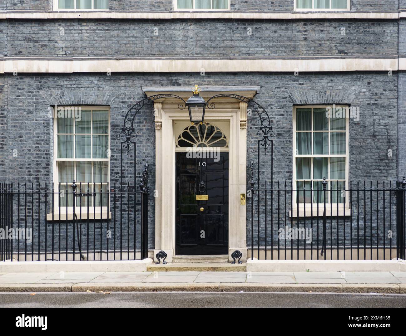 Downing Street, London, Großbritannien, zeigt die Tür Nr. 10 und die Fassade des Gebäudes. Stockfoto