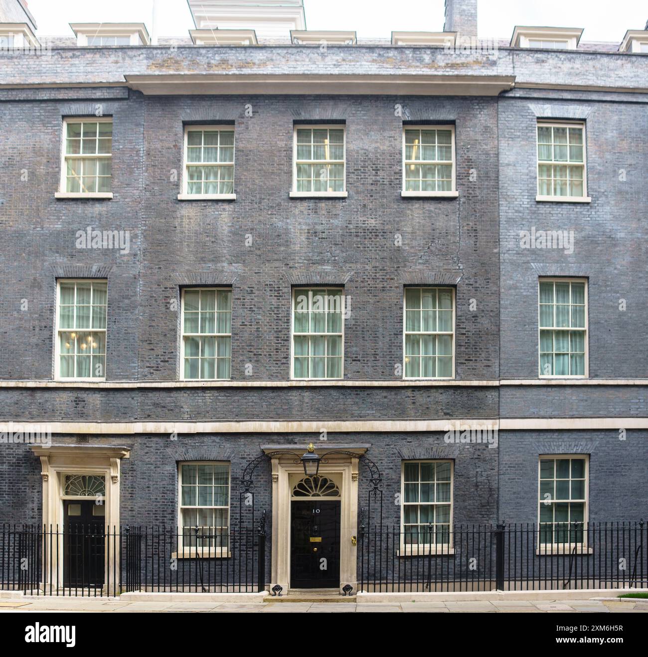 Downing Street, London, Großbritannien, zeigt die Tür Nr. 10 und die Fassade des Gebäudes. Stockfoto