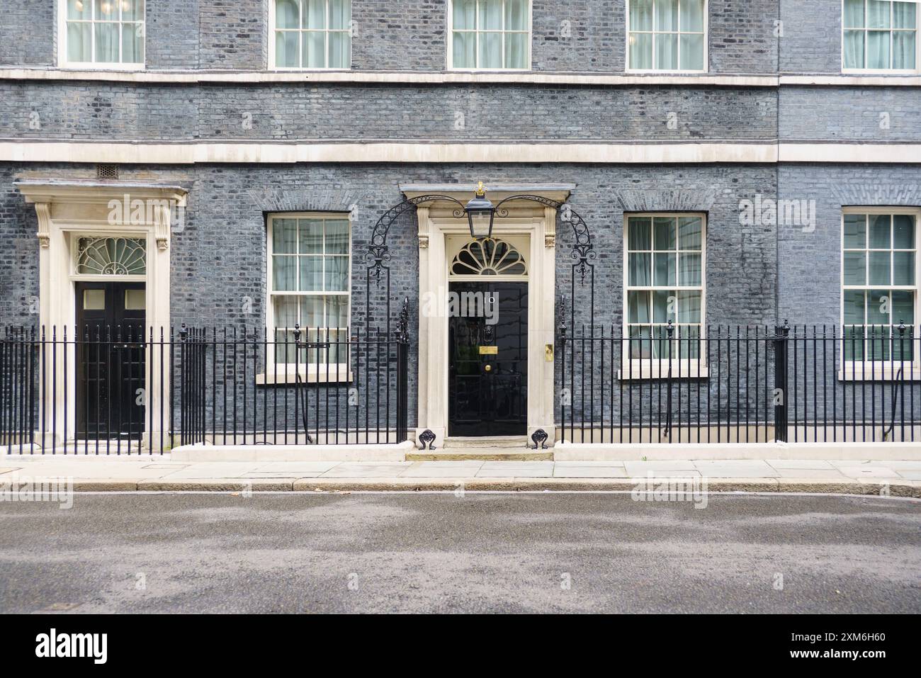 Downing Street, London, Großbritannien, zeigt die Tür Nr. 10 und die Fassade des Gebäudes. Stockfoto