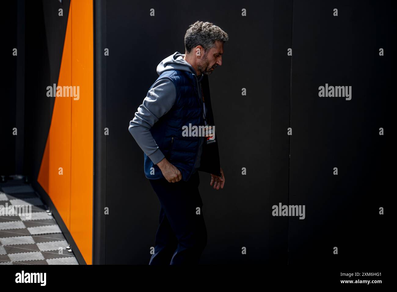 Stavelot, Belgien, 25. Juli 2024, Andrea Stella, das Team-Prinzip des McLaren F1-Teams, das am Aufbau teilnimmt, Runde 14 der Formel-1-Meisterschaft 2024. Quelle: Michael Potts/Alamy Live News Stockfoto