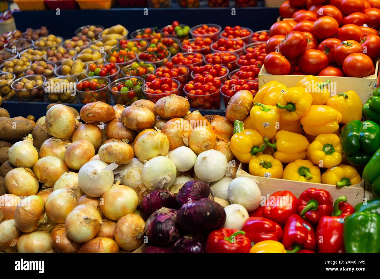 Frisches Gemüse und Obst auf Einem Markt Stockfoto