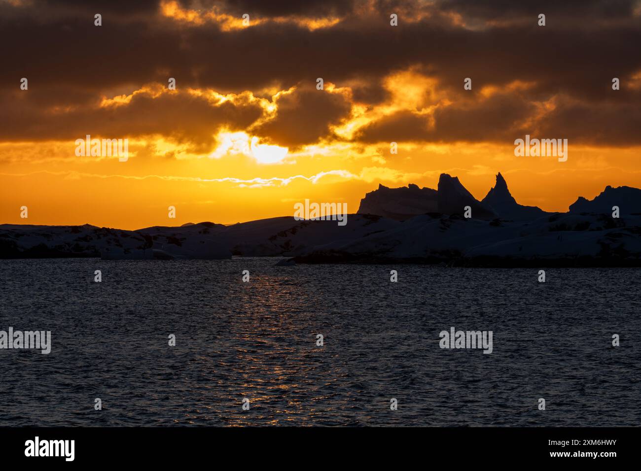 Herrlicher Sonnenuntergang. Ozean. Goldene Stunden Stockfoto