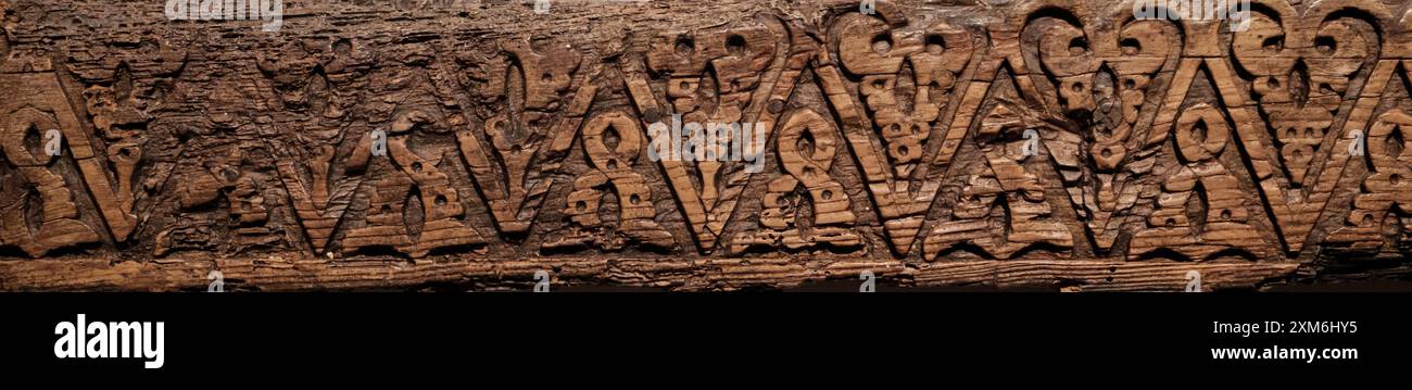 Handgefertigte Holzschnitzerei mit einem sich wiederholenden geometrischen Design, das Teil traditioneller handwerklicher Möbel ist Stockfoto