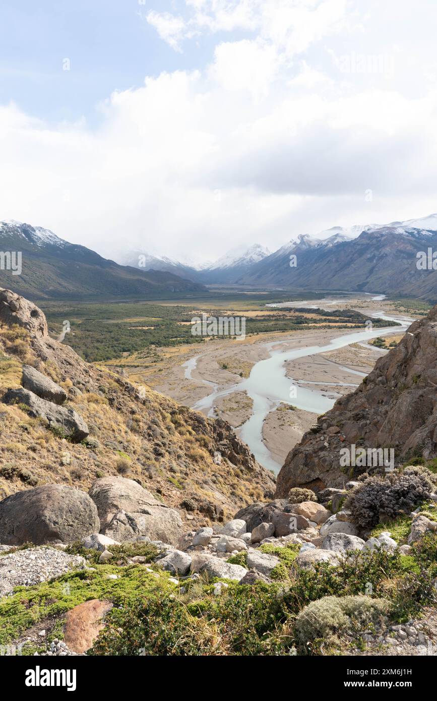 Eine Gebirgskette mit einem Fluss, der durch sie in patagonien fließt Stockfoto