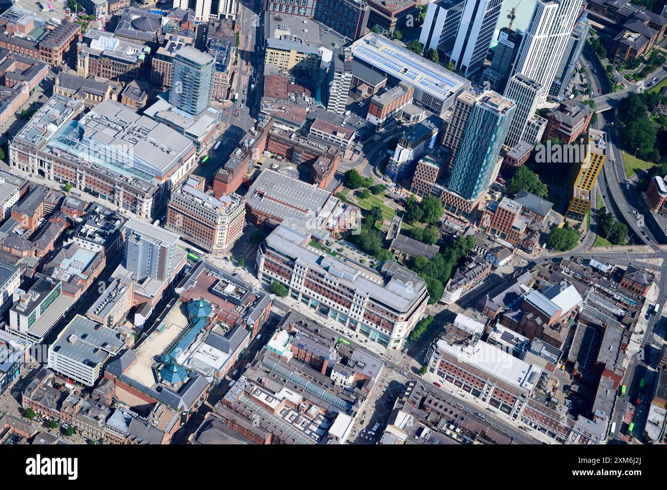 Ein Blick aus der Vogelperspektive auf das Einkaufs- und Einkaufsviertel im Stadtzentrum von Leeds, West Yorkshire, Nordengland, Großbritannien Stockfoto