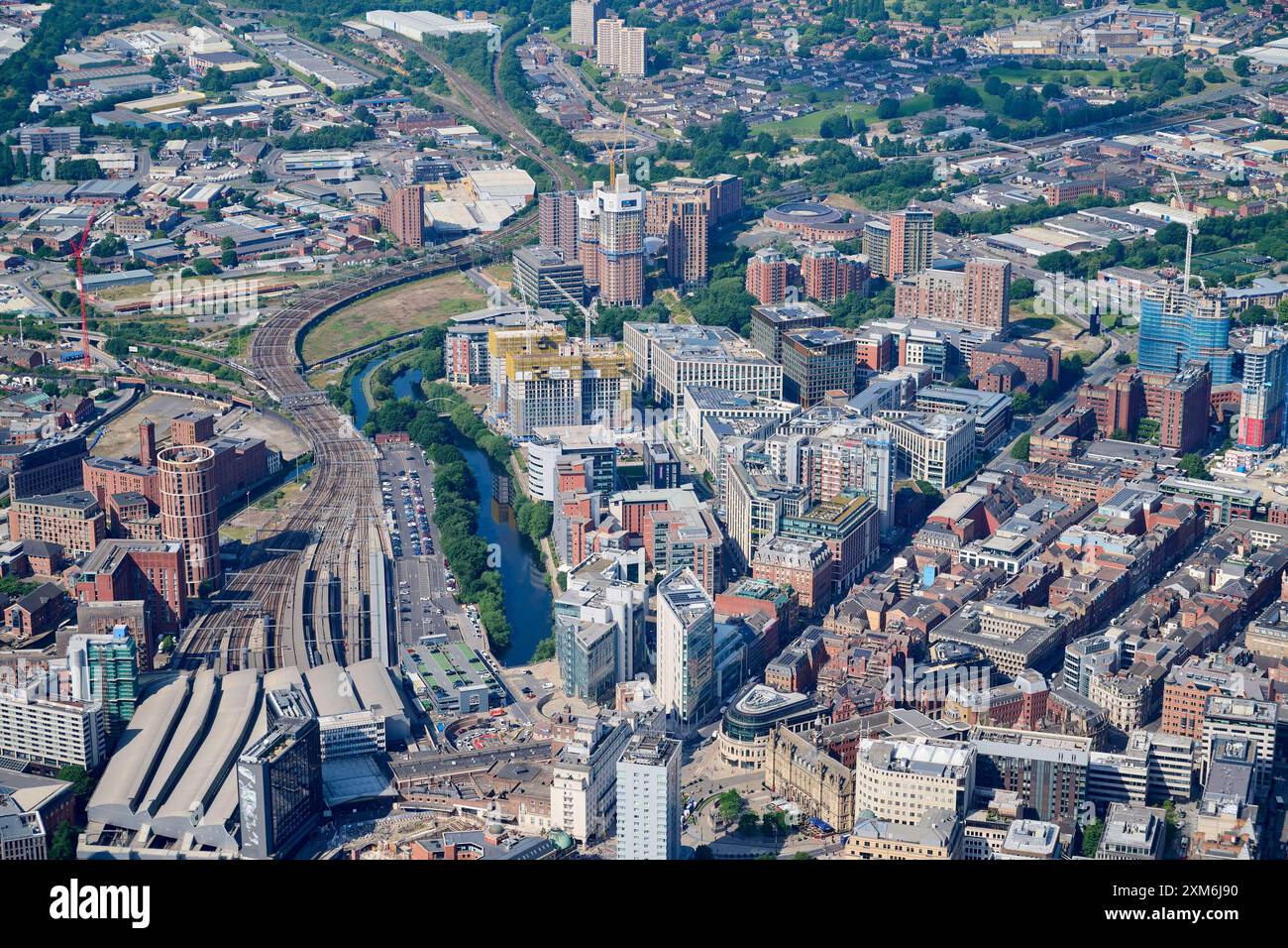 Eine Luftaufnahme des Stadtzentrums von Leeds mit dem Fluss Aire und neuen Entwicklungen in West Yorkshire, Nordengland, Großbritannien Stockfoto