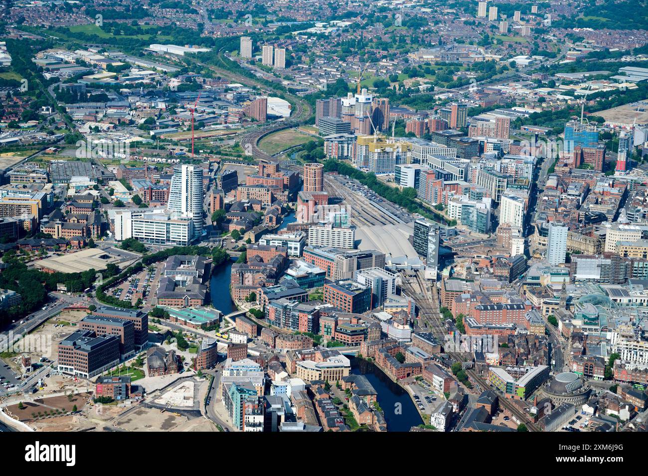 Eine Luftaufnahme des Stadtzentrums von Leeds mit dem Fluss Aire und neuen Entwicklungen in West Yorkshire, Nordengland, Großbritannien Stockfoto