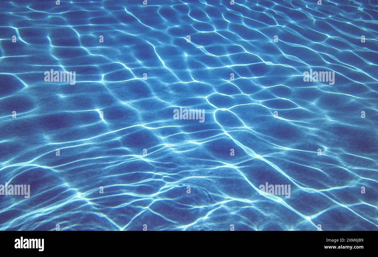 Unter Wasser in einem blauen Pool Stockfoto