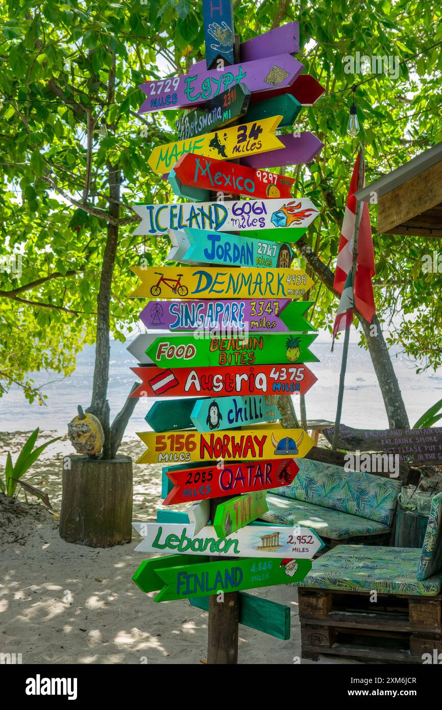 Farbenfrohe hölzerne Wegweiser, Bärenbar auf La Digue Island, Seychellen Stockfoto