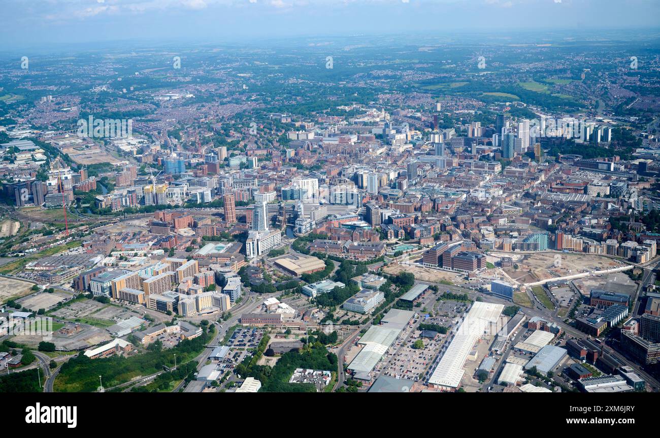 Ein Panoramablick auf das Stadtzentrum von Leeds, aus dem Süden, West Yorkshire, Nordengland, Großbritannien Stockfoto