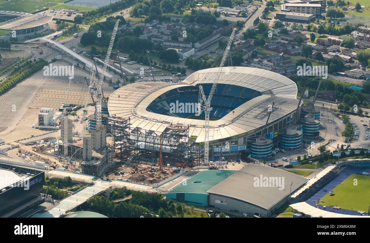 Aus der Vogelperspektive wird das Etihad Stadium, Heimstadion des Manchester City FC, im Nordwesten Englands, Großbritannien, erweitert Stockfoto