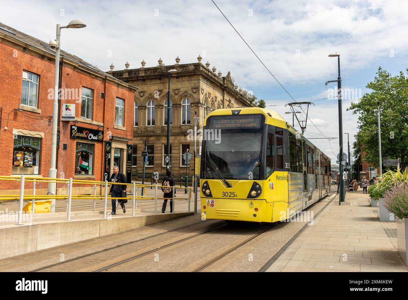 Metrolink Tram in Oldham, Straßenszene in einer multikulturellen Stadt im Nordwesten Englands. Stockfoto