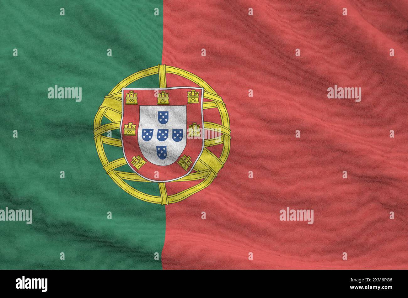 Portugal-Flagge auf gefaltetem, gewelltem Stoff aus altem Tuch in Nahaufnahme dargestellt Stockfoto