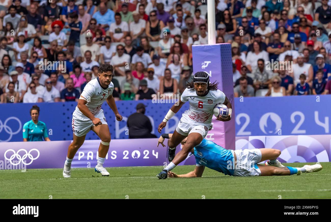 Paris, Ile de France, Frankreich. Juli 2024. Männer Pool B Rugby Seven: Team United States Back Kevon Williams (6) (USA) kämpft um den Ball während des Spiels zwischen Team USA (USA) und Team Uruguay (URU) bei den Olympischen Spielen 2024 in Paris im Stade de France in Saint-Denis, Frankreich. Australien gewinnt das Spiel 14-22 (Credit Image: © Walter Arce/ZUMA Press Wire/Alamy Live News) NUR REDAKTIONELLE VERWENDUNG! Nicht für kommerzielle ZWECKE! Stockfoto