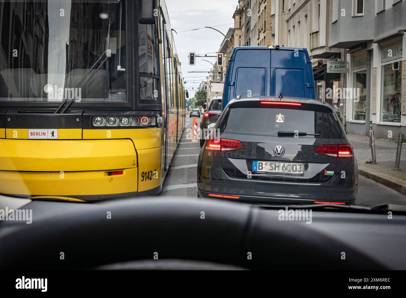 Berlin Straßenverkehr, Verkehr: Straßenszene Friedrichstraße, wenig Platz für Tram / Straßenbahn und PKW - 26.07.2024 Verkehr *** Berlin Straßenverkehr, Verkehr Straßenszene Friedrichstraße, wenig Platz für Straßenbahnen, Straßenbahnen und Autos 26 07 2024 Verkehr Stockfoto