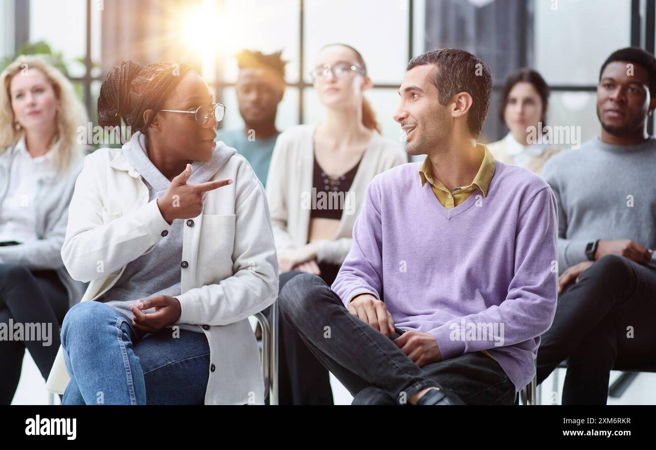 Führt eine Geschäftsausbildung mit einer Gruppe junger Menschen durch. Stockfoto