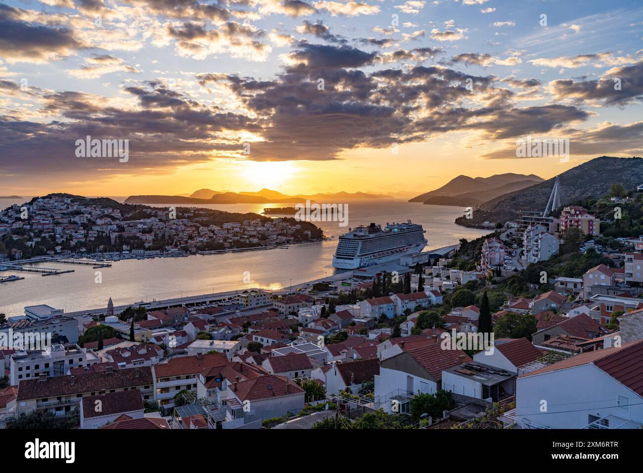 Kreuzfahrtschiff Norwegian Escape im Hafen von Dubrovnik bei Sonnenuntergang, Kroatien, Europa Stockfoto