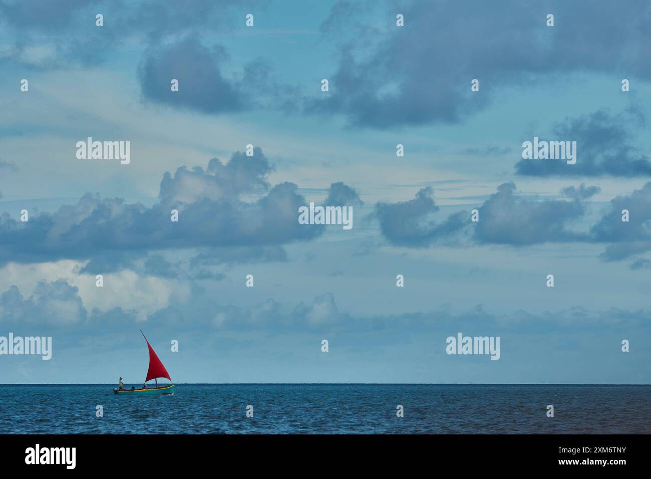 Afrika, Mauritius Island, Indischer Ozean, Segelboot mit rotem Segel in der Lagune Stockfoto