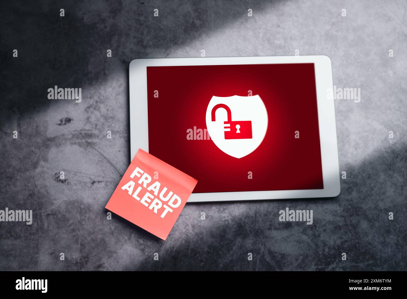 Notwarnalarm auf digitalem Tablet mit Haftnotiz. Schutz des Datennetzwerks. Betrugswarnkonzept digitaler Dateninformationen. Stockfoto