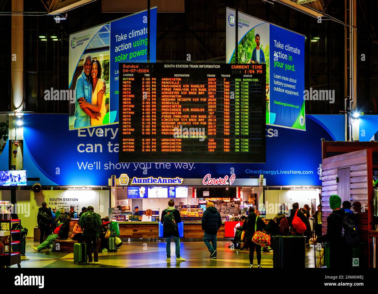 Boston, Massachusetts, USA - 7. April 2024: In der Hauptbahnhalle South Station mit der Anzeige der Ankunfts- und Abfahrtsinformationen im Zentrum Stockfoto