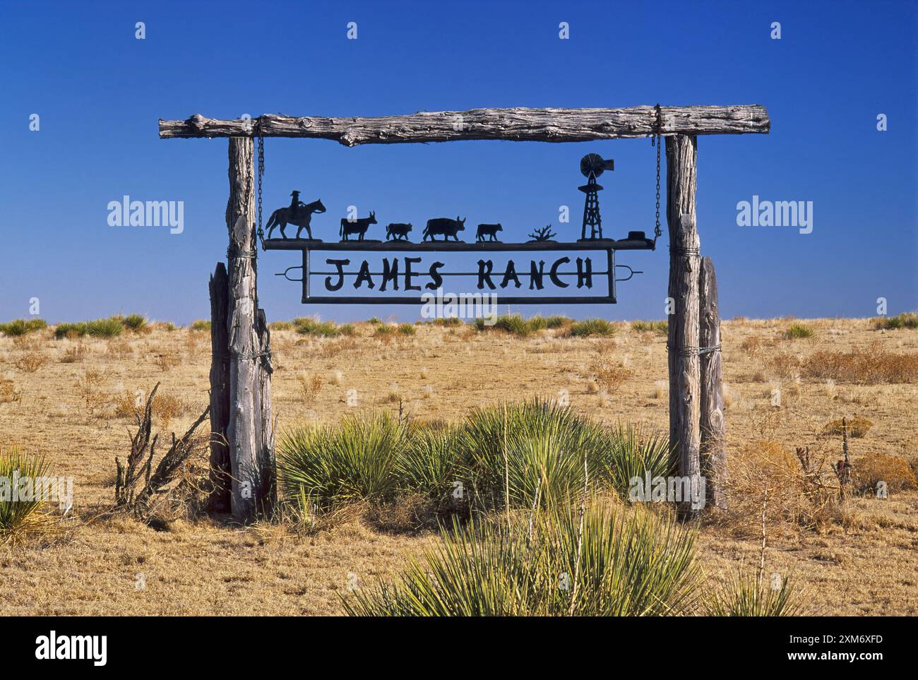 Schmiedeeisernes Schild am Ranch-Eingang in der Nähe von Boise City im Cimarron County, Oklahoma, USA Stockfoto