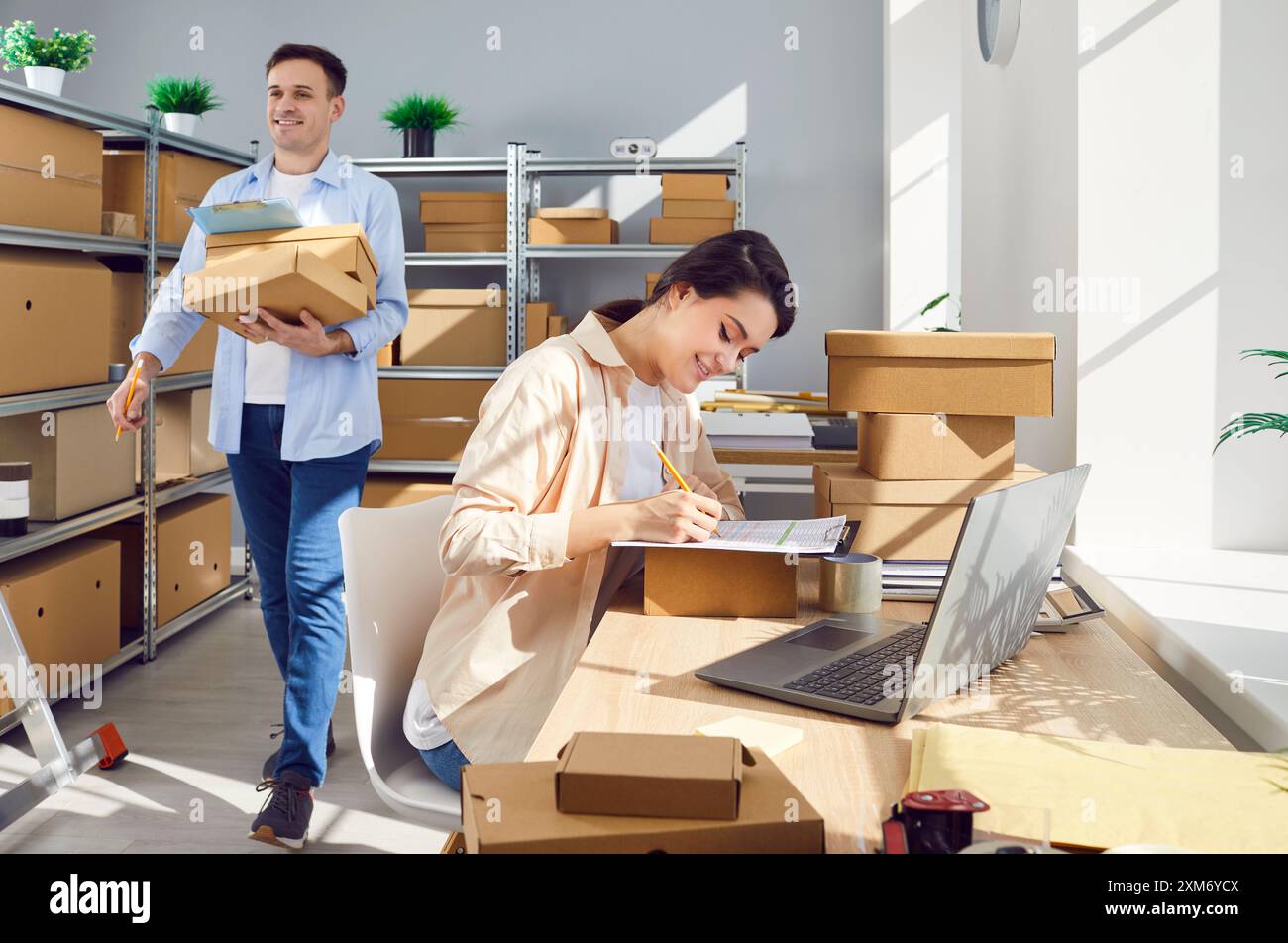 Junge Geschäftsfrau, die online arbeitet, Einzelverkäufer, die ein kleines Unternehmen gründen Stockfoto