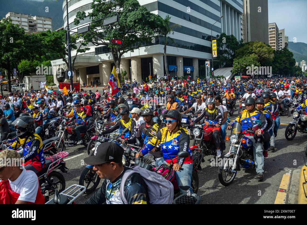 Abschluss des Wahlkampfes in Venezuela. Anhänger von Präsident Nicolas Maduro spazieren am letzten Wahlkampftag durch die Stadt Caracas Stockfoto