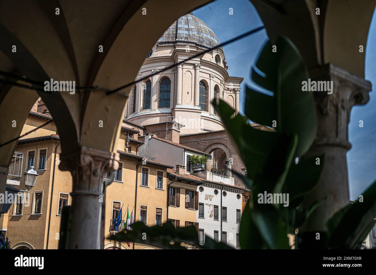 Arkaden an der Piazza delle Erbe, Kirche der Basilika Sant&#39;Andrea, Stadt Mantua, Provinz Mantua, Mantova, am Fluss Mincio, Lombardei, I Stockfoto